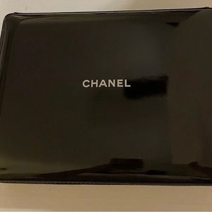 LE VERNIS Chanel nail polish case